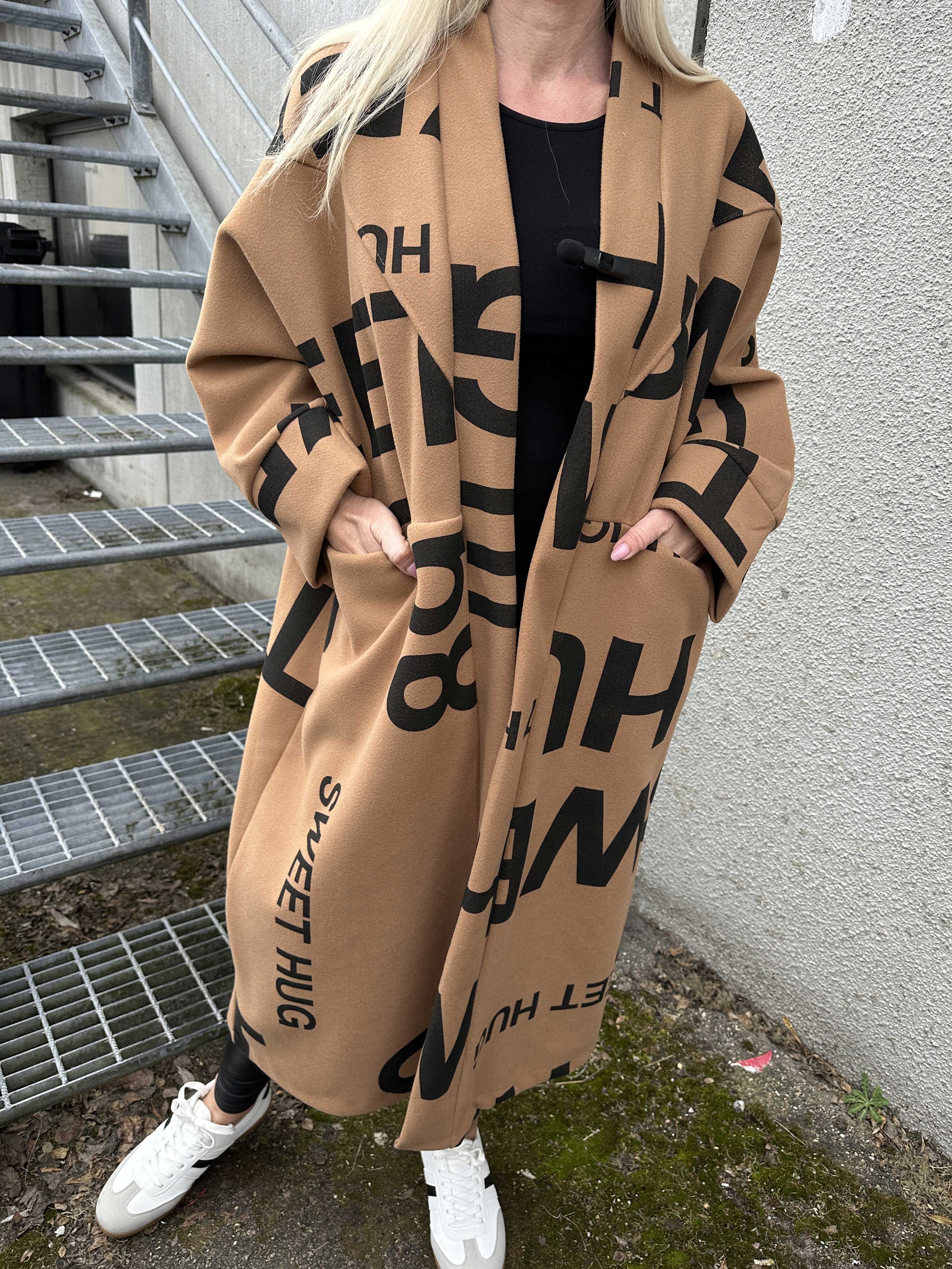 Annah Graphic - Oversized frakke med tydelige syninger og tekst